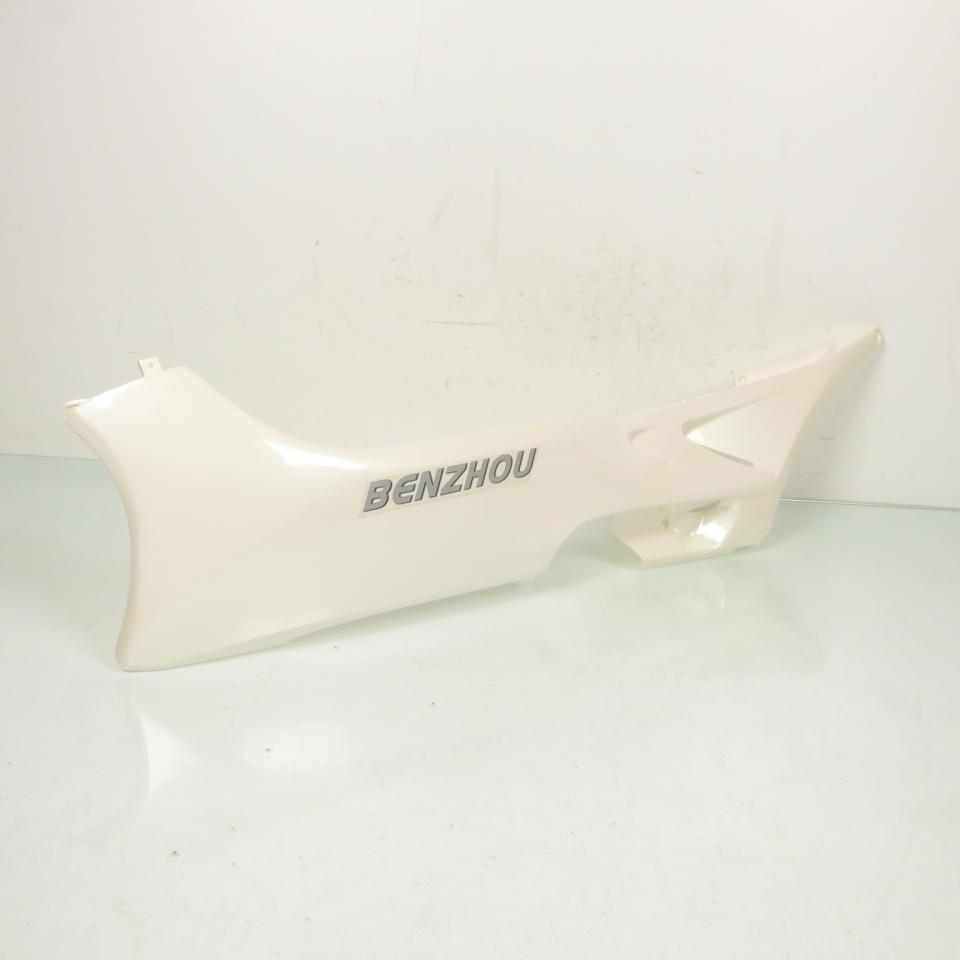Sabot bas de caisse gauche origine pour Scooter Benzhou 125 YY125T-12 TM00-070100004 blanc Neuf