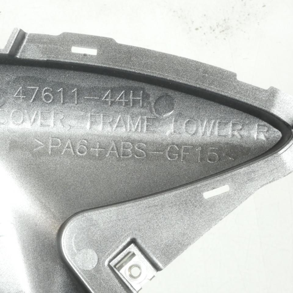 Cache latéral droit pour moto Suzuki 650 Gladius 2009-16 47611-44H00-YD8 Gris