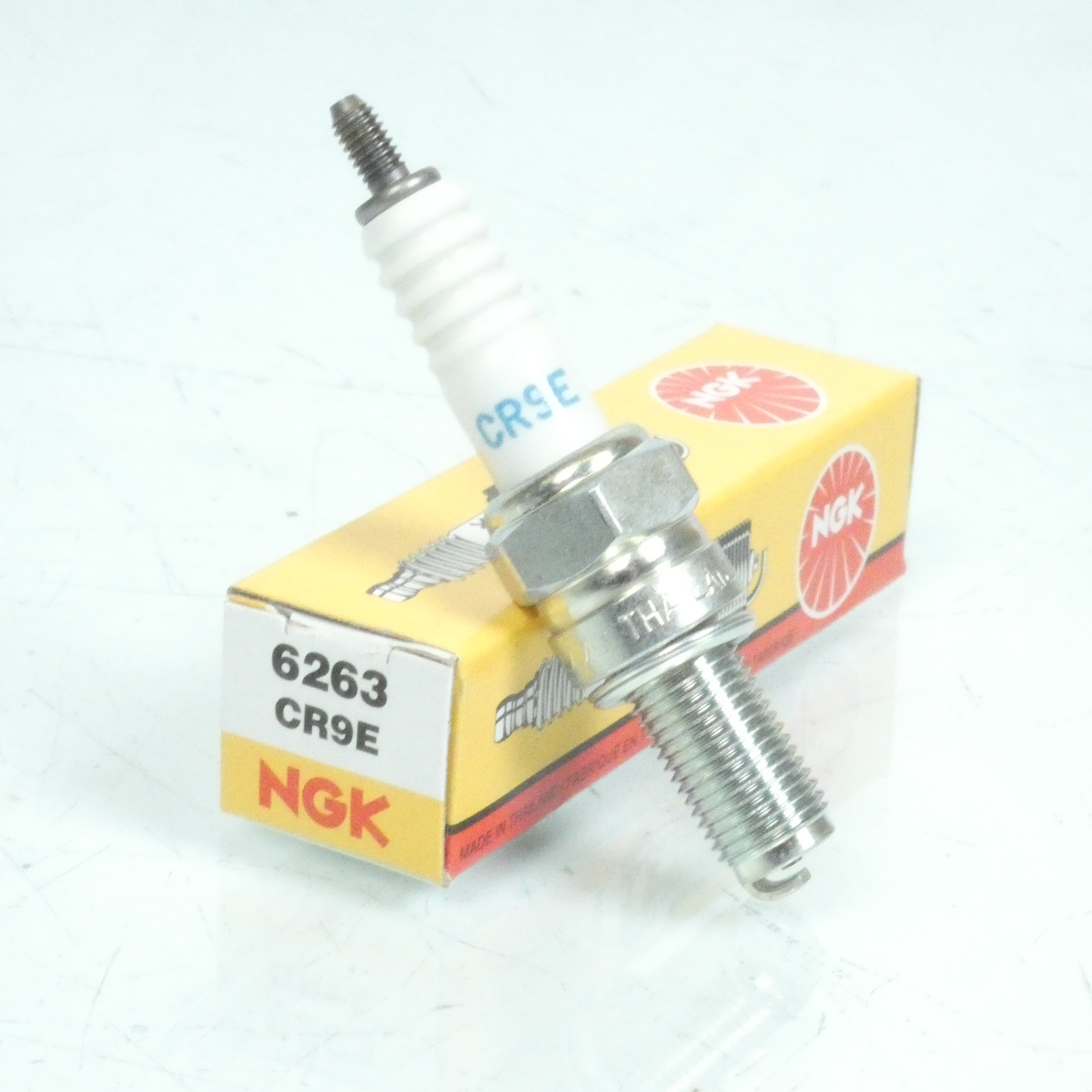 Bougie d'allumage NGK pour Scooter Derbi 250 GP1 2006 CR9E Neuf