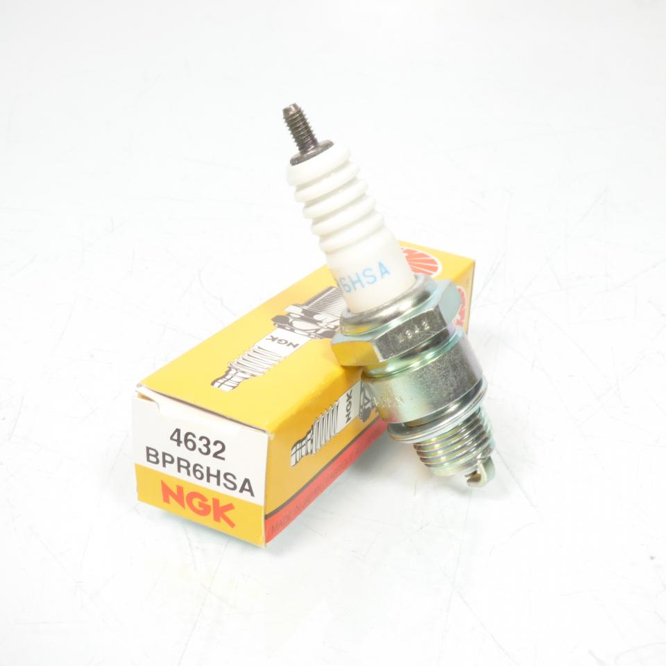 Bougie d'allumage NGK pour scooter Daelim 50 Bonita BPR6HSA / 4632 / Par 10 Neuf