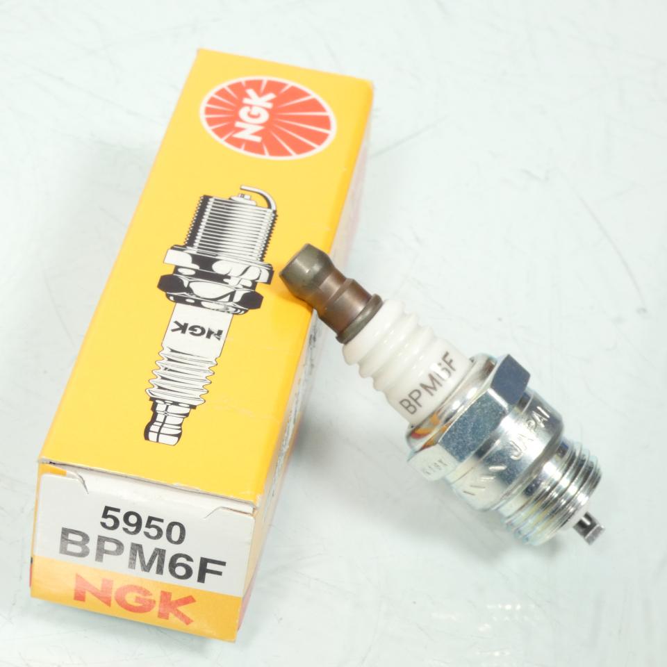 Bougie d'allumage NGK pour moto BPM6F / 5950 Neuf