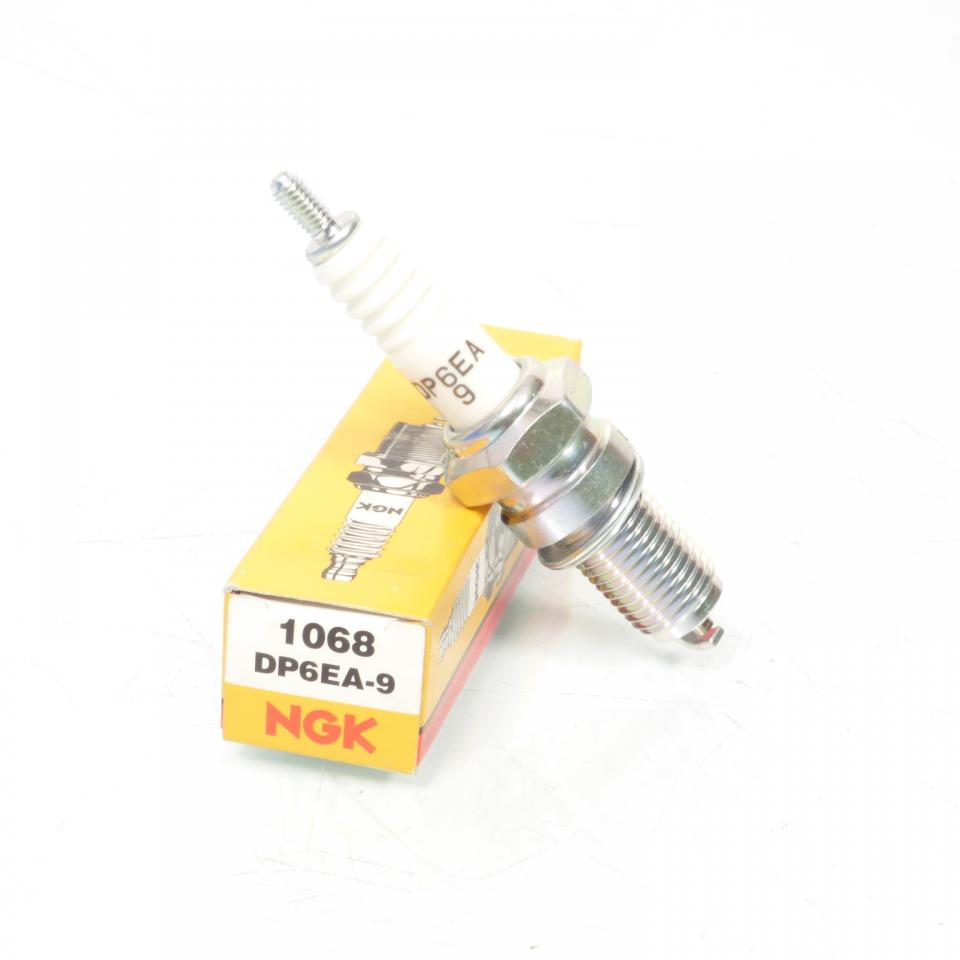 Bougie d'allumage NGK pour scooter Honda 250 Cn Helix/Spazio 1988 à 1991 DP6EA-9 / 1068 Neuf