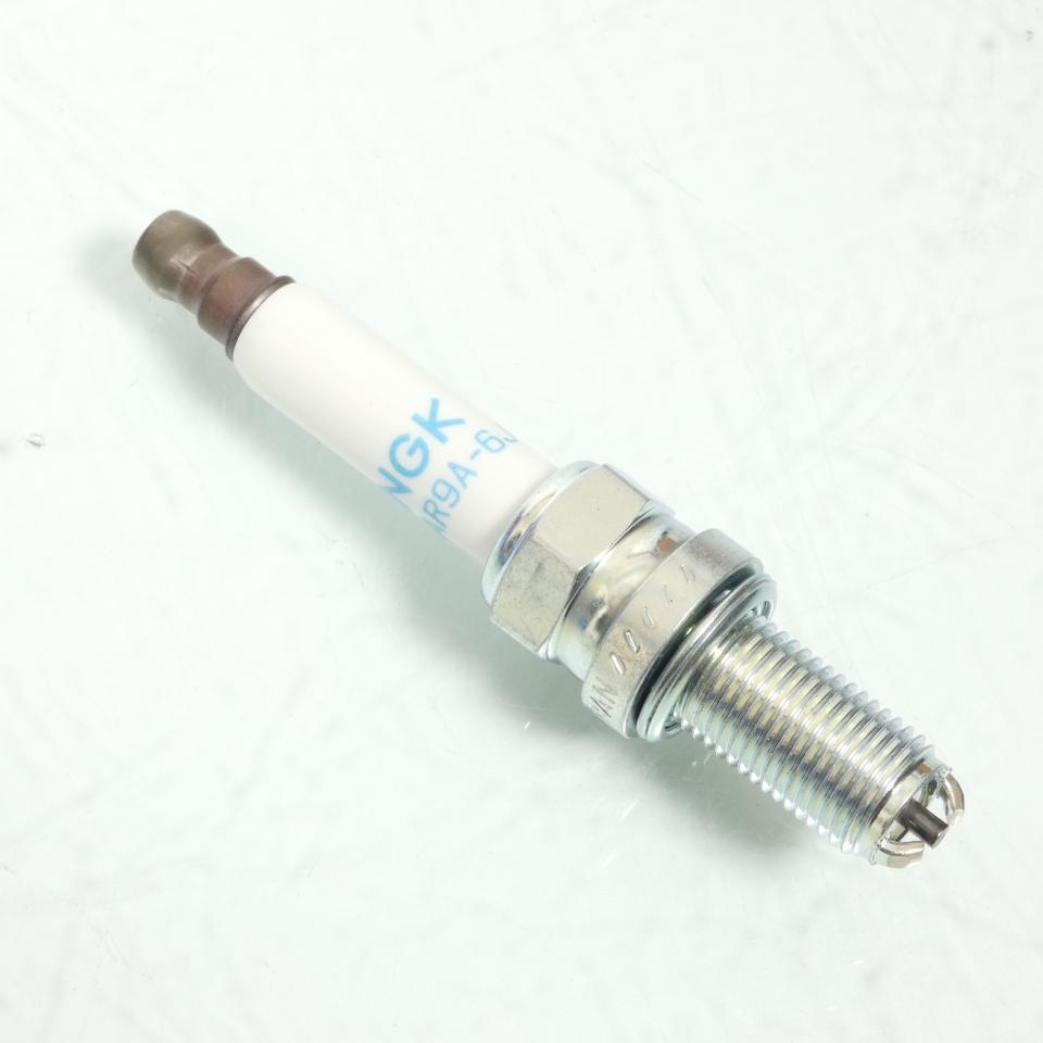 Bougie d'allumage NGK pour moto Husqvarna 650 TR Strada Après 2013 MAR9A-6J / 91321 / 8523867 Neuf