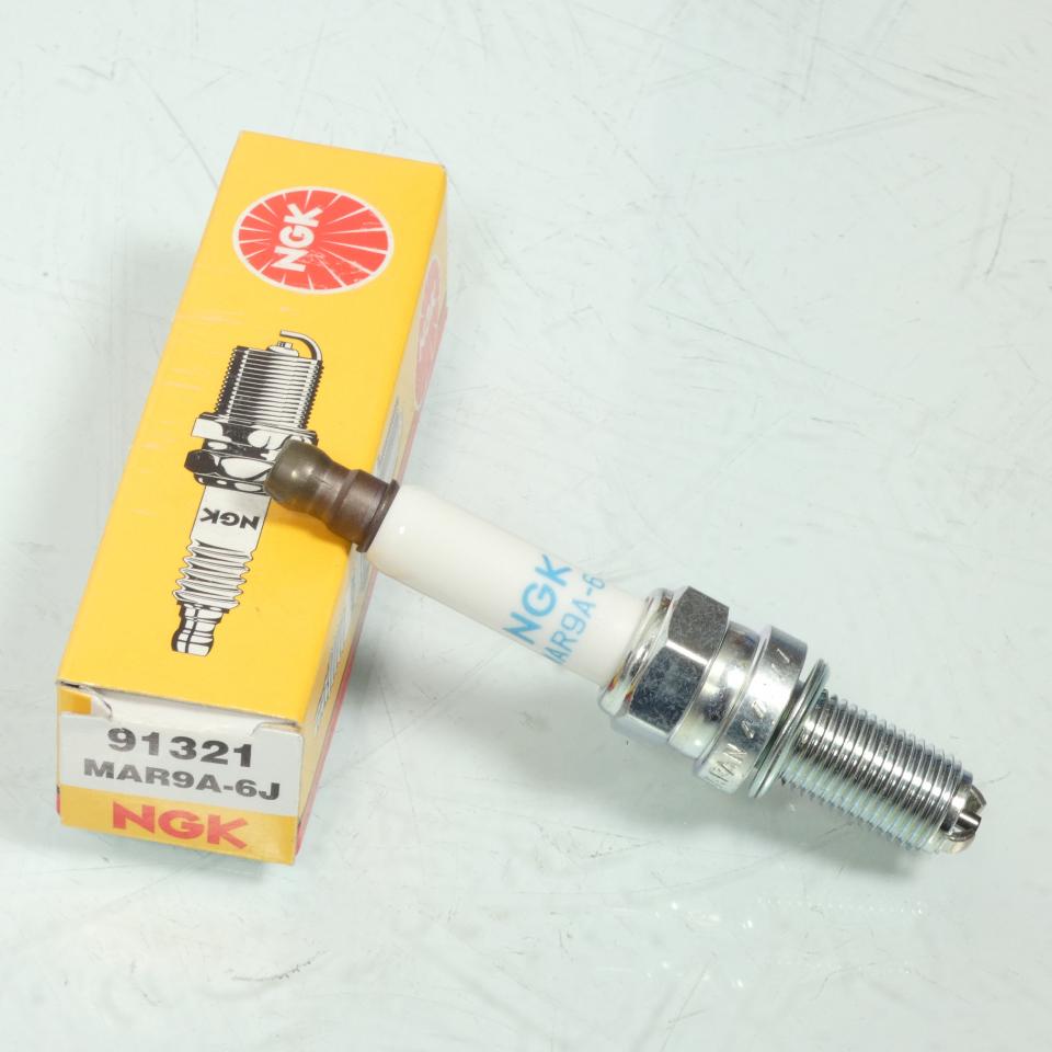Bougie d'allumage NGK pour moto Husqvarna 650 TR Strada Après 2013 MAR9A-6J / 91321 / 8523867 Neuf