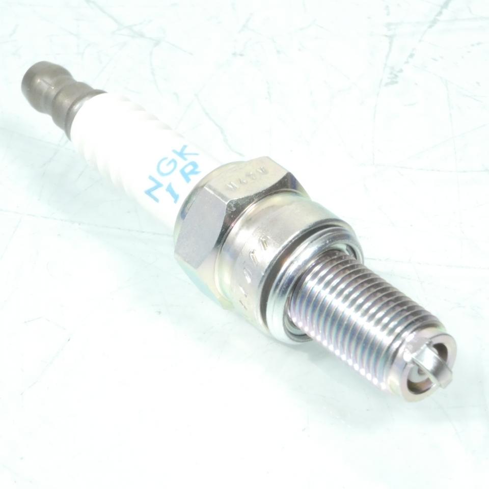 Bougie d'allumage NGK pour moto MR8BI-8 / 1A010638 / 91360 Neuf