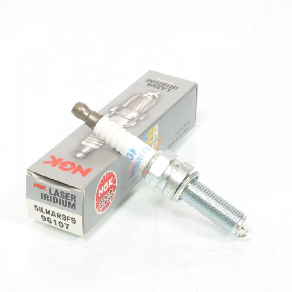 Bougie d'allumage NGK pour moto SILMAR9F9 / 96107 / 92070-0721 Neuf
