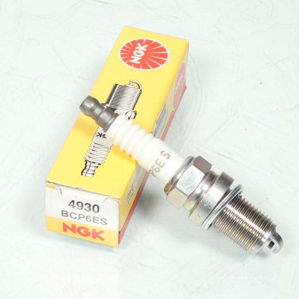 Bougie d'allumage NGK pour moto BCP6ES / 4930 Neuf