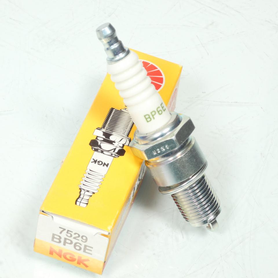 Bougie d'allumage NGK pour moto BP6E / 7529 Neuf