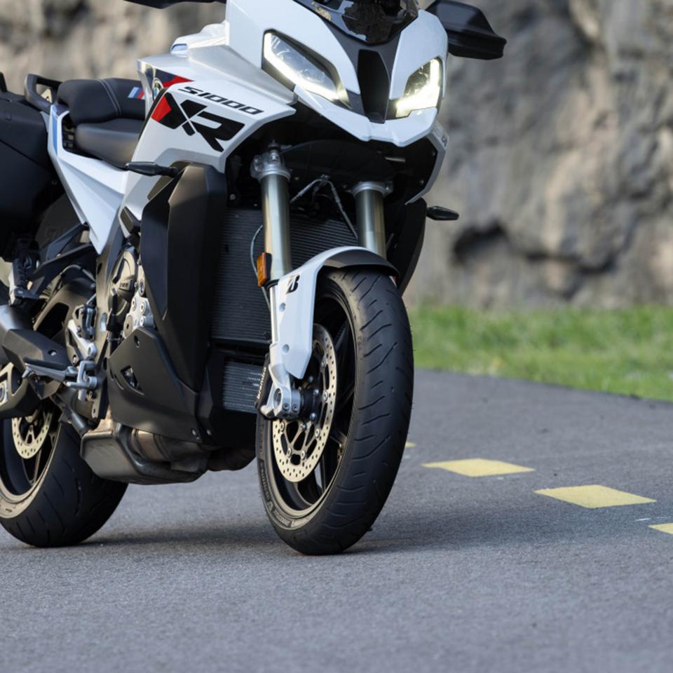 Pneu 120-70-17 Bridgestone pour Moto Kawasaki 900 Z Après 2017 Neuf