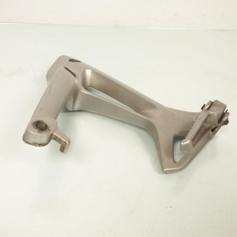 Platine de repose pied passager droit origine pour Moto Honda 800 VFR 2002 à 2009 50750-MCW-D00 Occasion
