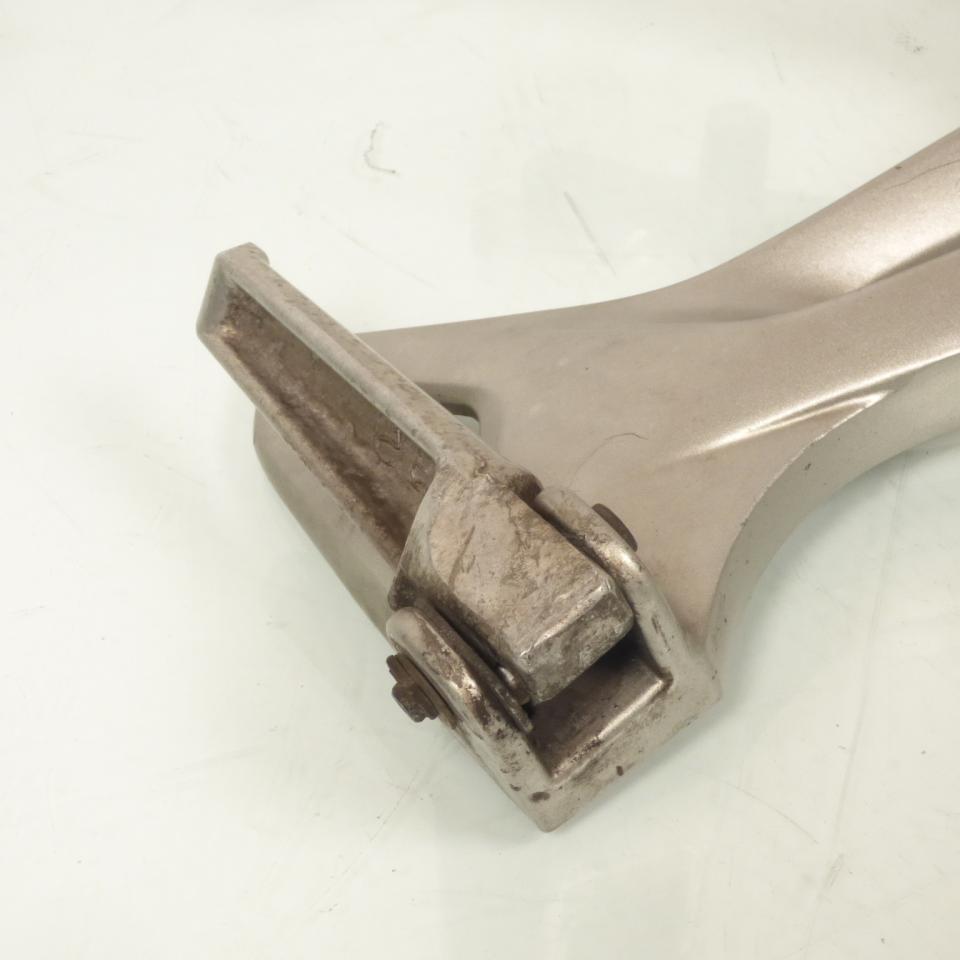 Platine de repose pied passager droit origine pour Moto Honda 800 VFR 2002 à 2009 50750-MCW-D00 Occasion