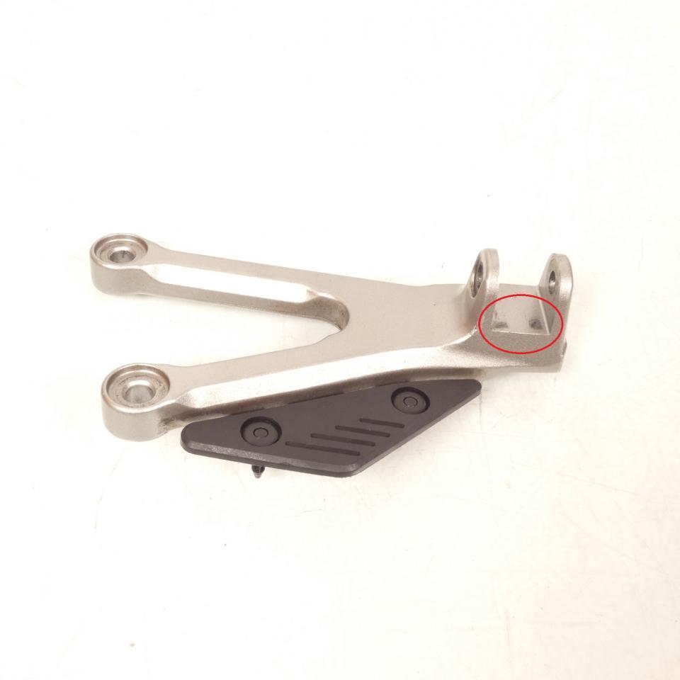 Platine de repose pied pilote gauche origine pour moto Yamaha 600 YZF R6 2006 à 2011 2C0274420000 / 2C0-2 Occasion