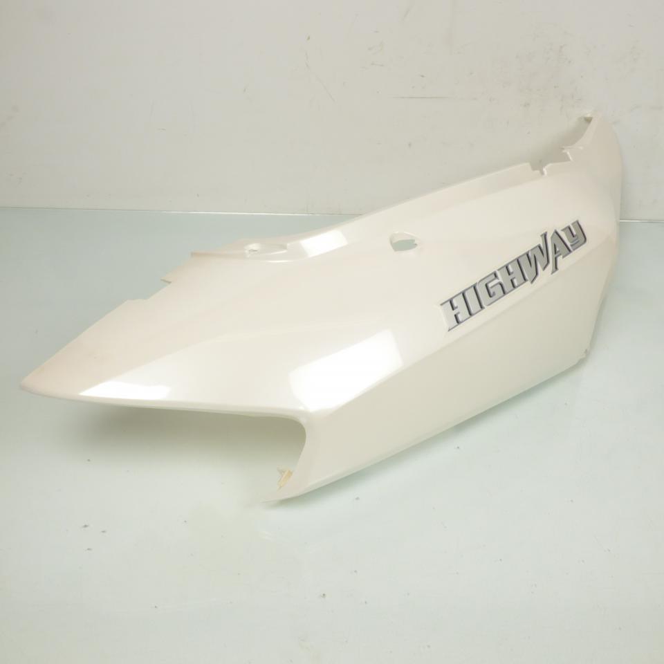 Coque arrière droite pour scooter Benzhou 125 YY125T-12 TM00-070100007 blanc