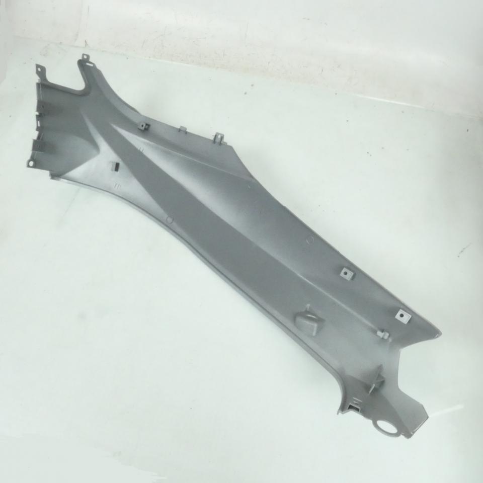 Coque arrière gauche pour scooter Peugeot 50 Tweet 802005M8 83600-Z6A Gris Neuf