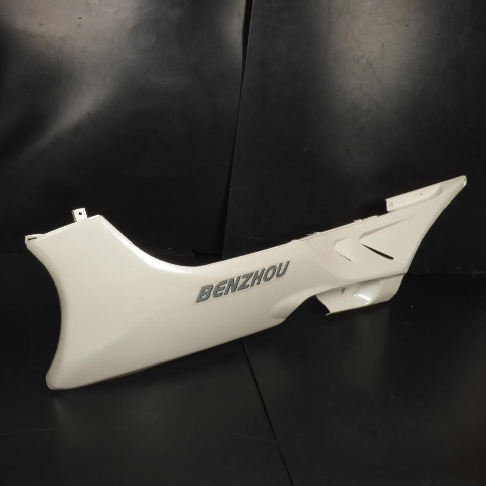 Sabot bas de caisse gauche origine pour Scooter Benzhou 125 YY125T-12 TM00-070100004 blanc Neuf